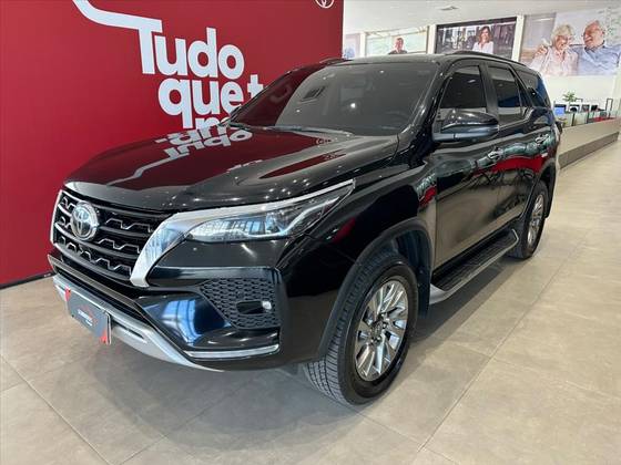 TOYOTA HILUX SW4 2.8 D-4D TURBO DIESEL SRX 7L 4X4 AUTOMÁTICO TOYOTA HILUX SW4 2.8 D-4D TURBO DIESEL SRX 7L 4X4 AUTOMÁTICO